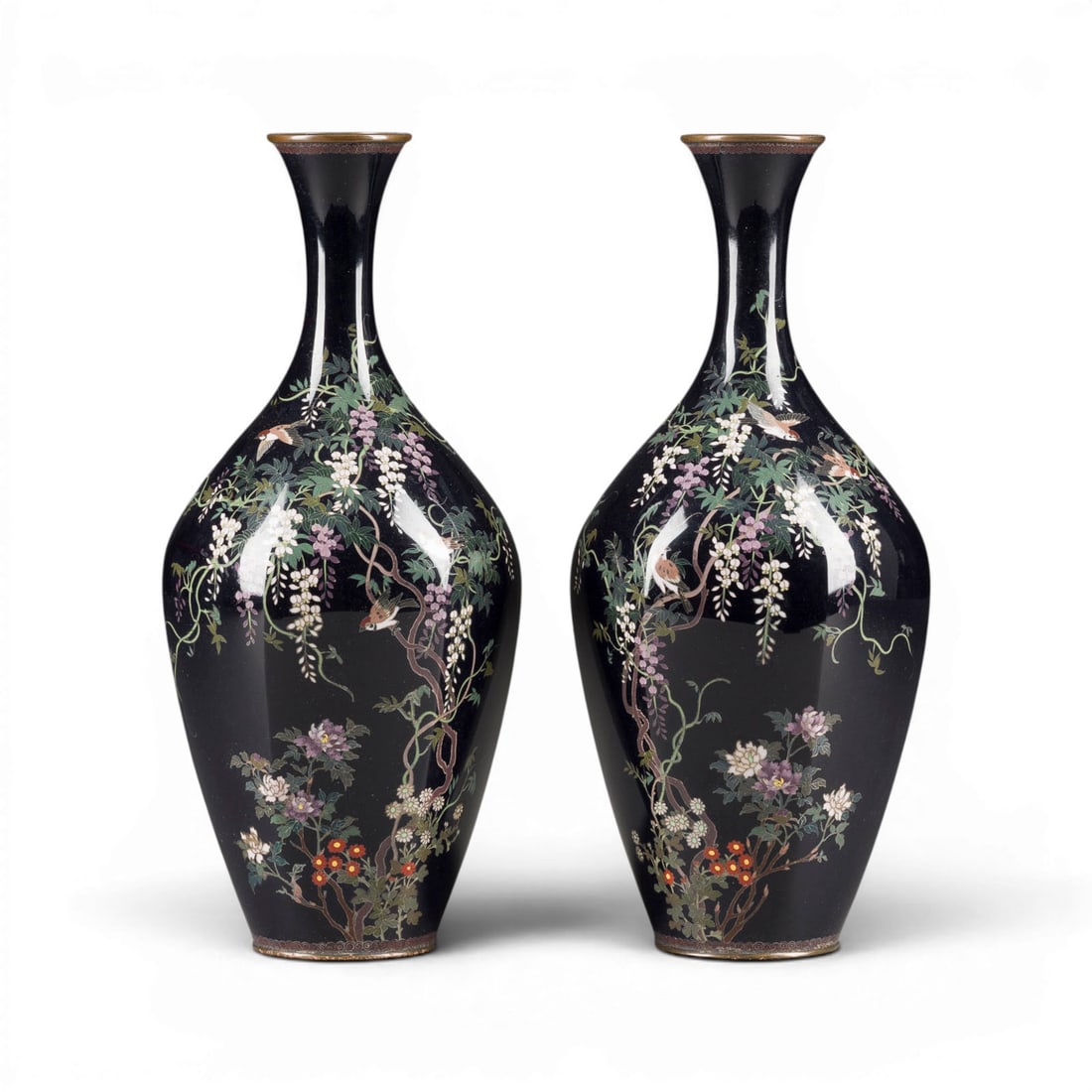 EIN PAAR CLOISONNE-EMAILVASEN (1 of 3)