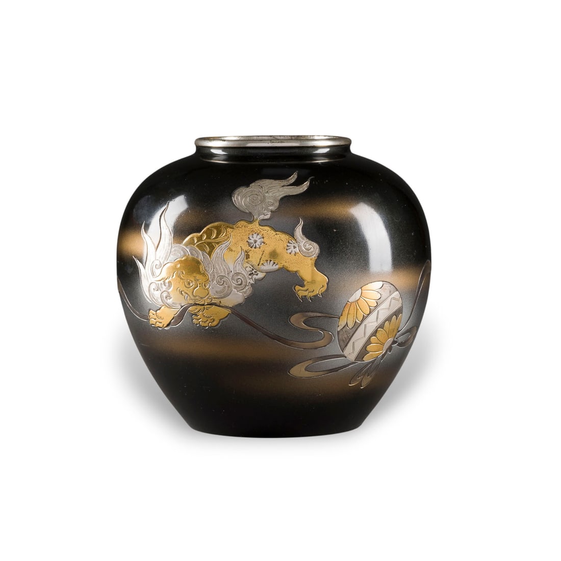 EINE METALLVASE MIT SHISHI-DARSTELLUNG: A METAL 'SHISHI' VASE Japan, 20th century Metal. H. 13.7 cm. With traces of use, partially abraded.EINE METALLVASE MIT SHISHI-DARSTELLUNG Japan, 20. Jahrhundert Metall. H. 13,7 cm. Part. ber., mit