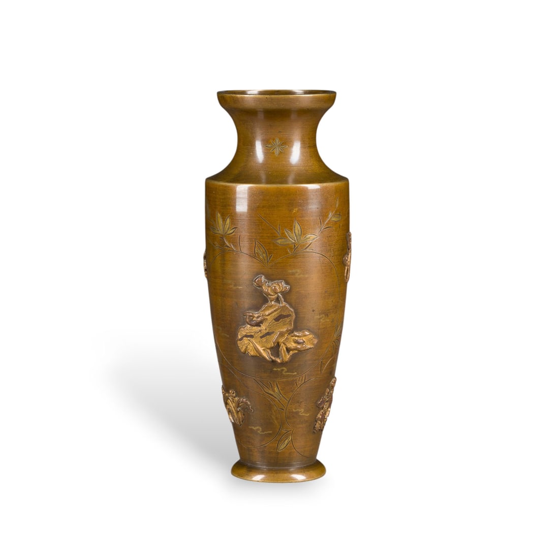 EINE KLEINE BRONZEVASE: A SMALL BRONZE VASE Japan, 19th/20th century Bronze. H. 15 cm. With traces of use and age, partially abraded, slightly damaged to the base.EINE KLEINE BRONZEVASE Japan, 19./20. Jahrhundert Bronze. H.