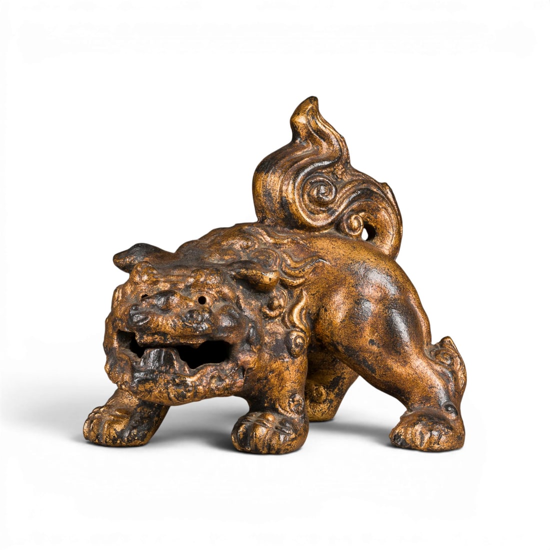 EIN VERGOLDETES OKIMONO AUS EISEN IN FORM EINES SHISHI (1 of 1)