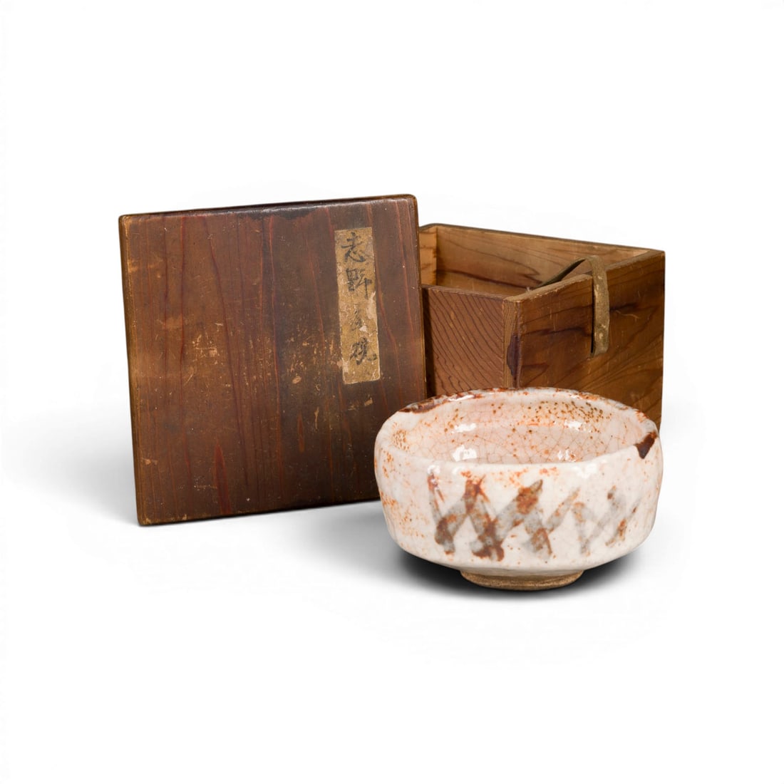 EINE E-SHINO TEE-SCHALE (CHAWAN): AN E-SHINO CHAWAN (TEA BOWL) Japan, early Edo period Stoneware. H. 7.3 cm, D. 13 cm. The chawan, of han tsutsu-gata type, has a low cylindrical form set on a slightly irregular ring foot (wa kodai).