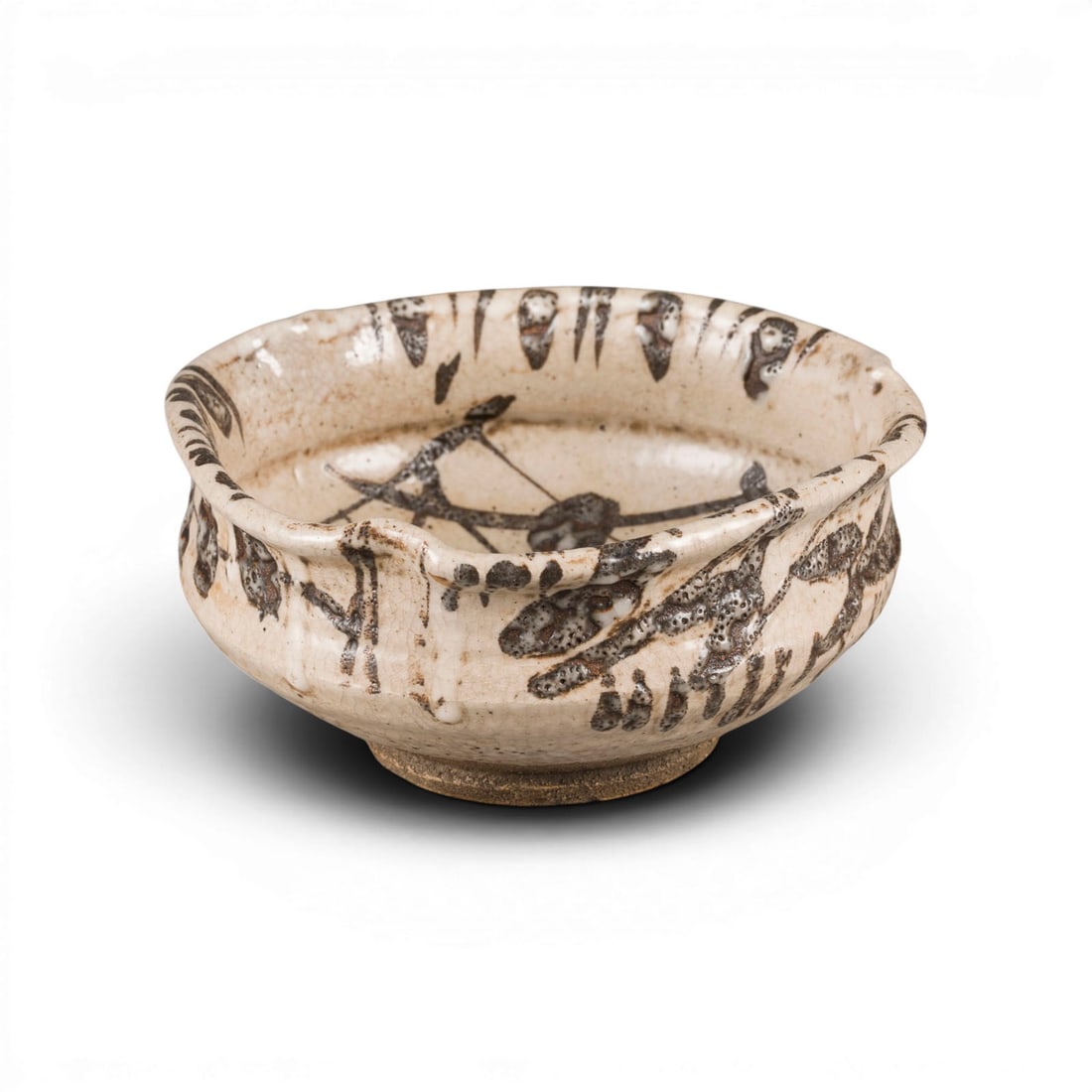 EIN GROSSES E-KARATSU CHAWAN (TEESCHALE): A LARGE E-KARATSU CHAWAN (TEA BOWL) Japan, early Edo period Stoneware. H. 7.5 cm, D. 15.5 cm. The chawan is of a round form with a slightly bulbous body and a flared lip with three small