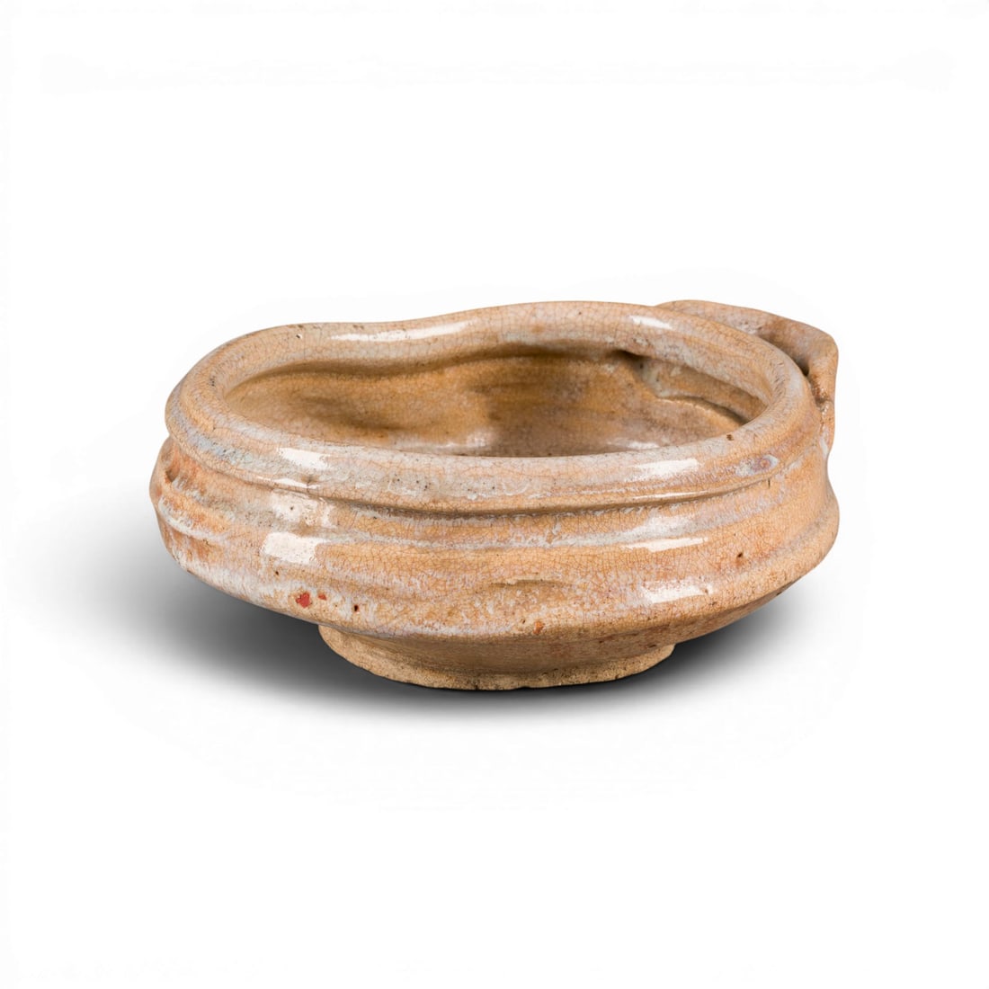 EINE GROSSE KO-HAGI SCHALE MIT AUSGUSS (KATAKUCHI): A LARGE KO-HAGI POURING BOWL (KATAKUCHI) Japan, Edo period Stoneware. H. 8.2 cm, W. 22.5 cm. The bowl is of rounded, slightly irregular form, the walls with broad horizontal grooves and a wide spout,