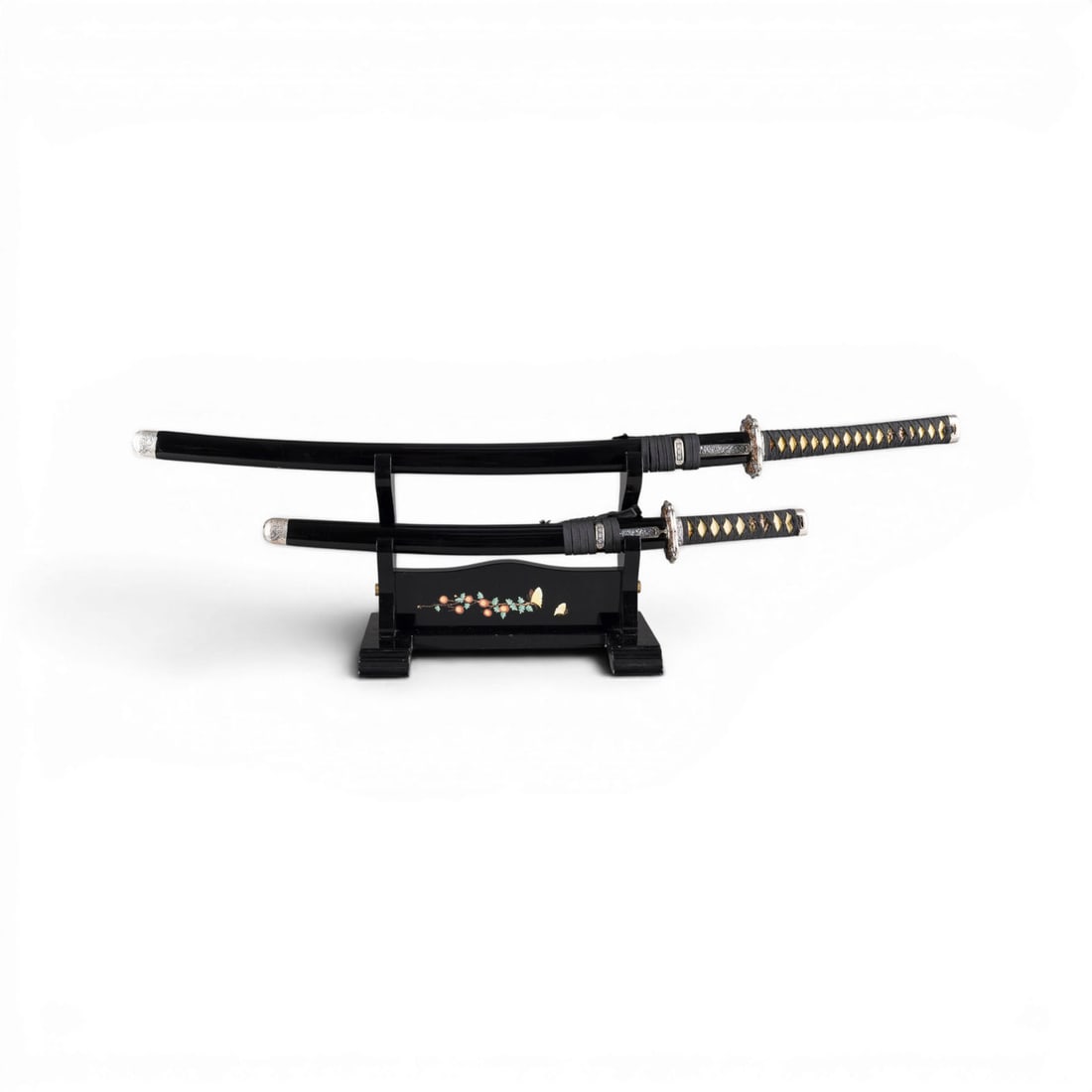 EINE KATANA UND EIN WAKIZASHI: A KATANA AND A WAKIZASHI Japan, 20th century Steel, etc.. L. ca. 68-101 cm. With traces of use and age.EINE KATANA UND EIN WAKIZASHI Japan, 20. Jahrhundert Stahl usw.. L. ca. 68-101 cm. Mit Alters-