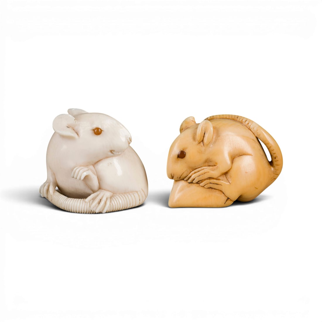 ZWEI NETSUKE VON RATTEN AUS ELFENBEIN* (1 of 1)