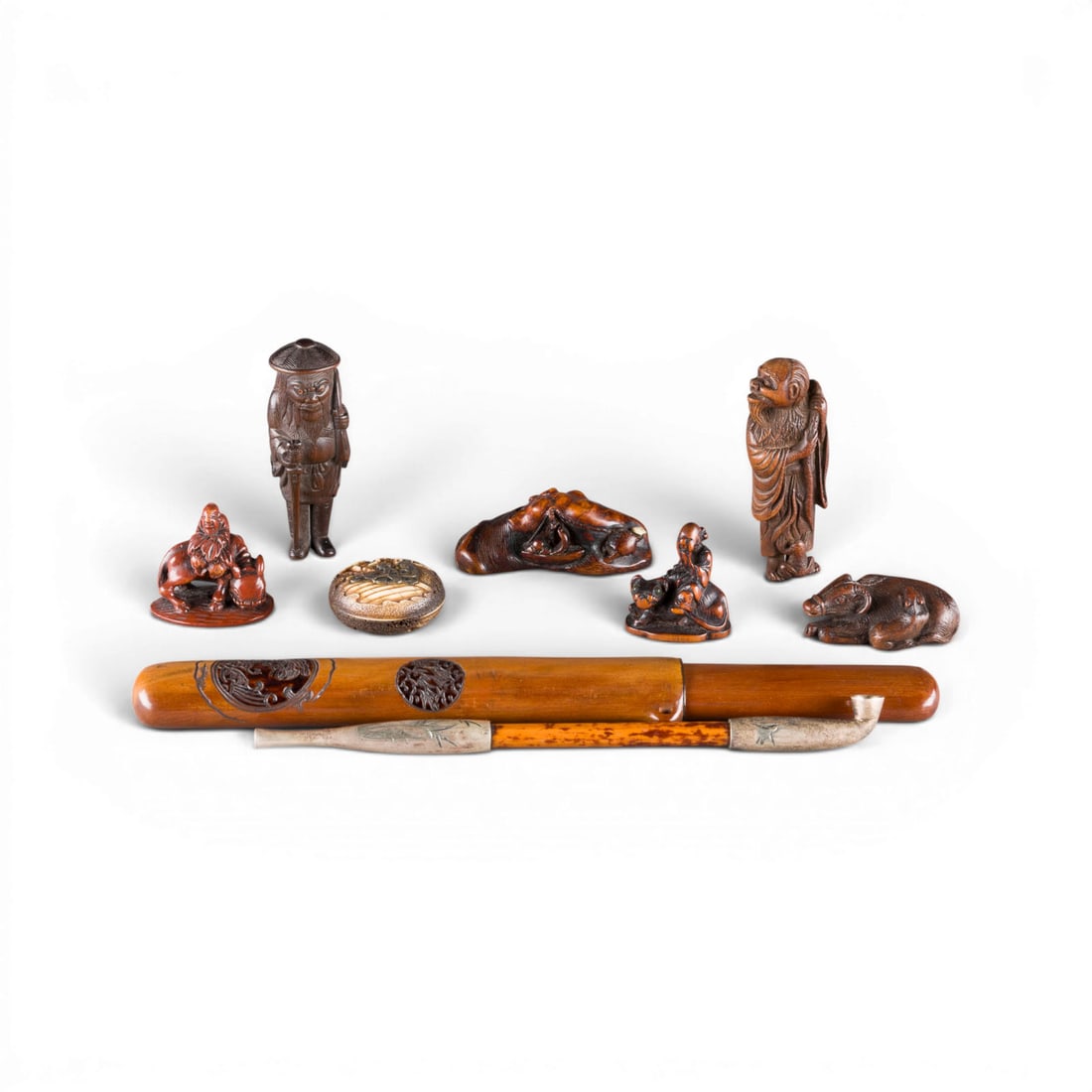 SIEBEN NETSUKE UND EIN KISERUZUTSU MIT KISERU (1 of 12)
