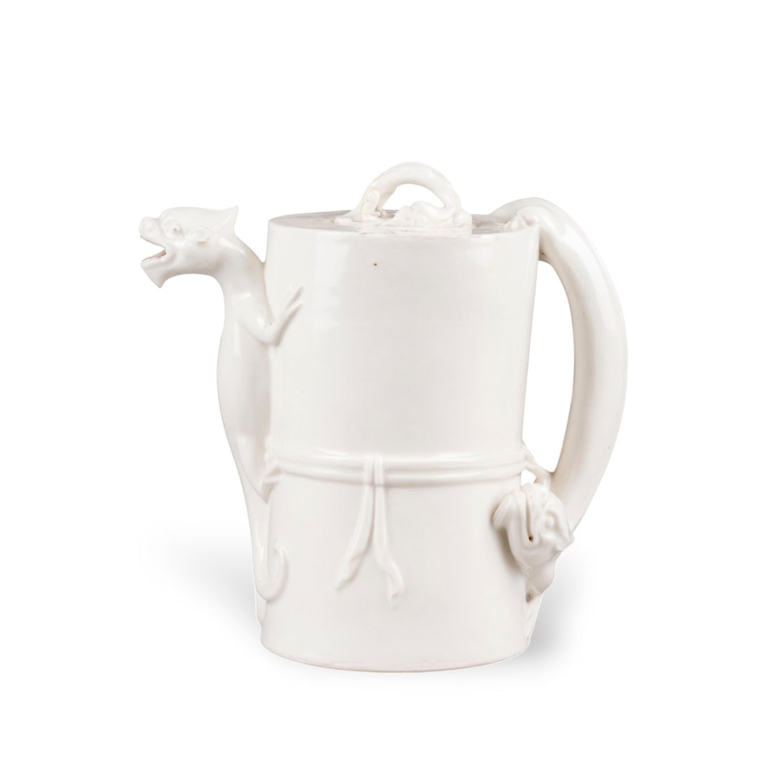 EINE DEHUA-WEINKANNE MIT CHILONG-DARSTELLUNG UND DECKEL: A DEHUA 'CHILONG' WINE EWER AND COVER China, Qing Dynasty Porcelain. H. 16.3 cm. The cylindrical body is applied with a double band around the center, imitating a tied ribbon. The spout, handle, and c
