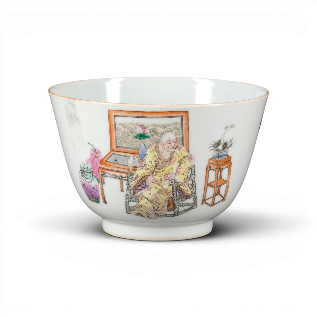 EINE FAMILLE-ROSE-SCHALE MIT FIGURENDARSTELLUNG: A FAMILLE ROSE 'FIGURAL' BOWL China Porcelain. H. 8.5 cm. With a 'Daqing Daoguang nianzhi' mark on the base. With traces of use, partially chipped and cracked.EINE FAMILLE-ROSE-SCHALE MIT