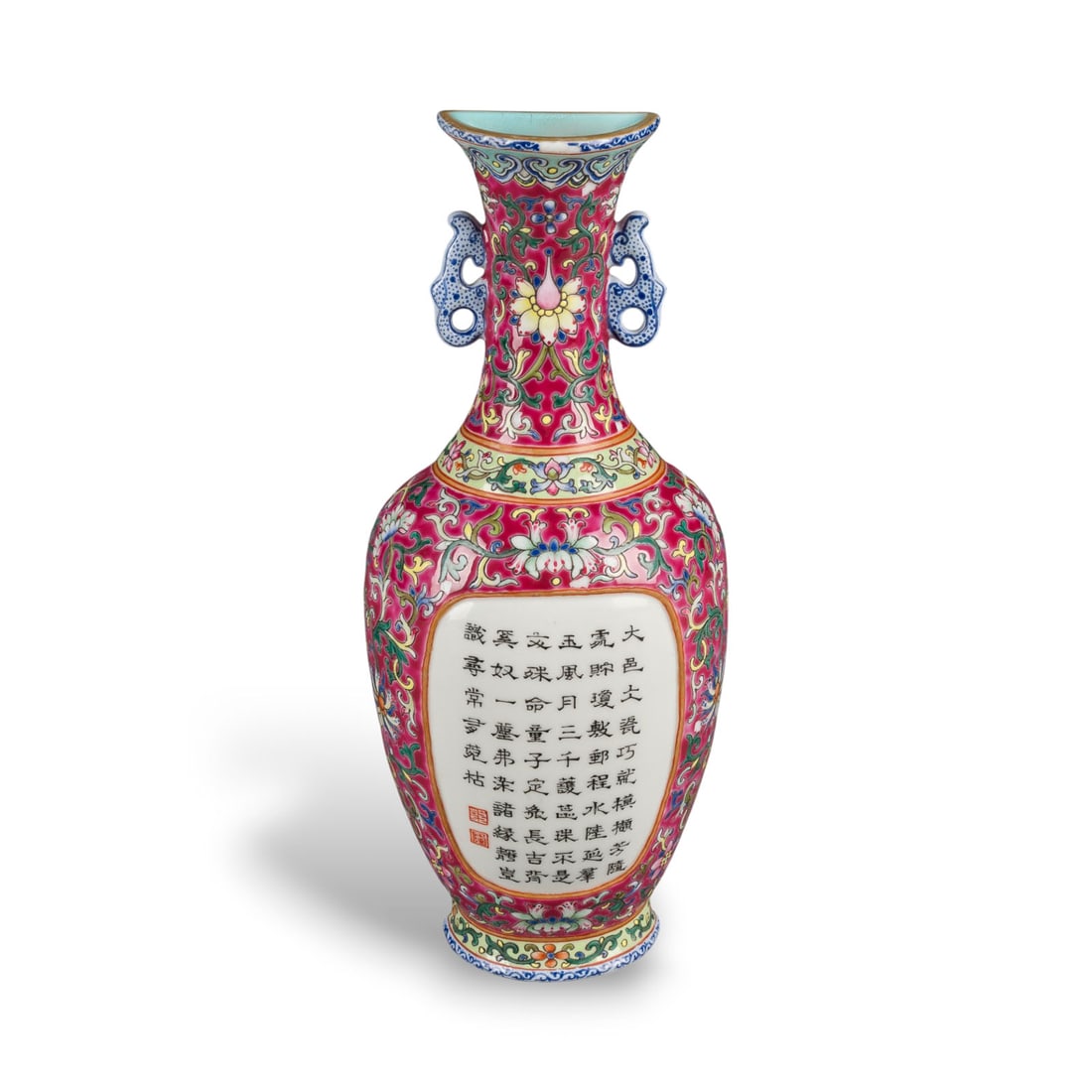 EINE FAMILLE-ROSE WANDVASE MIT GEDICHT: A FAMILLE ROSE WALL VASE WITH A POEM China Porcelain. H. 22 cm. With a mark 'daqing qianlong nianzhi' on the base. With traces of use, partially abraded and chipped.EINE FAMILLE-ROSE WANDVASE MIT