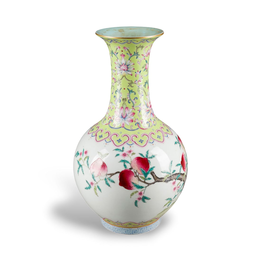 EINE FAMILLE-ROSE-VASE MIT DER DARSTELLUNG VON NEUN PFIRSICHEN (1 of 2)