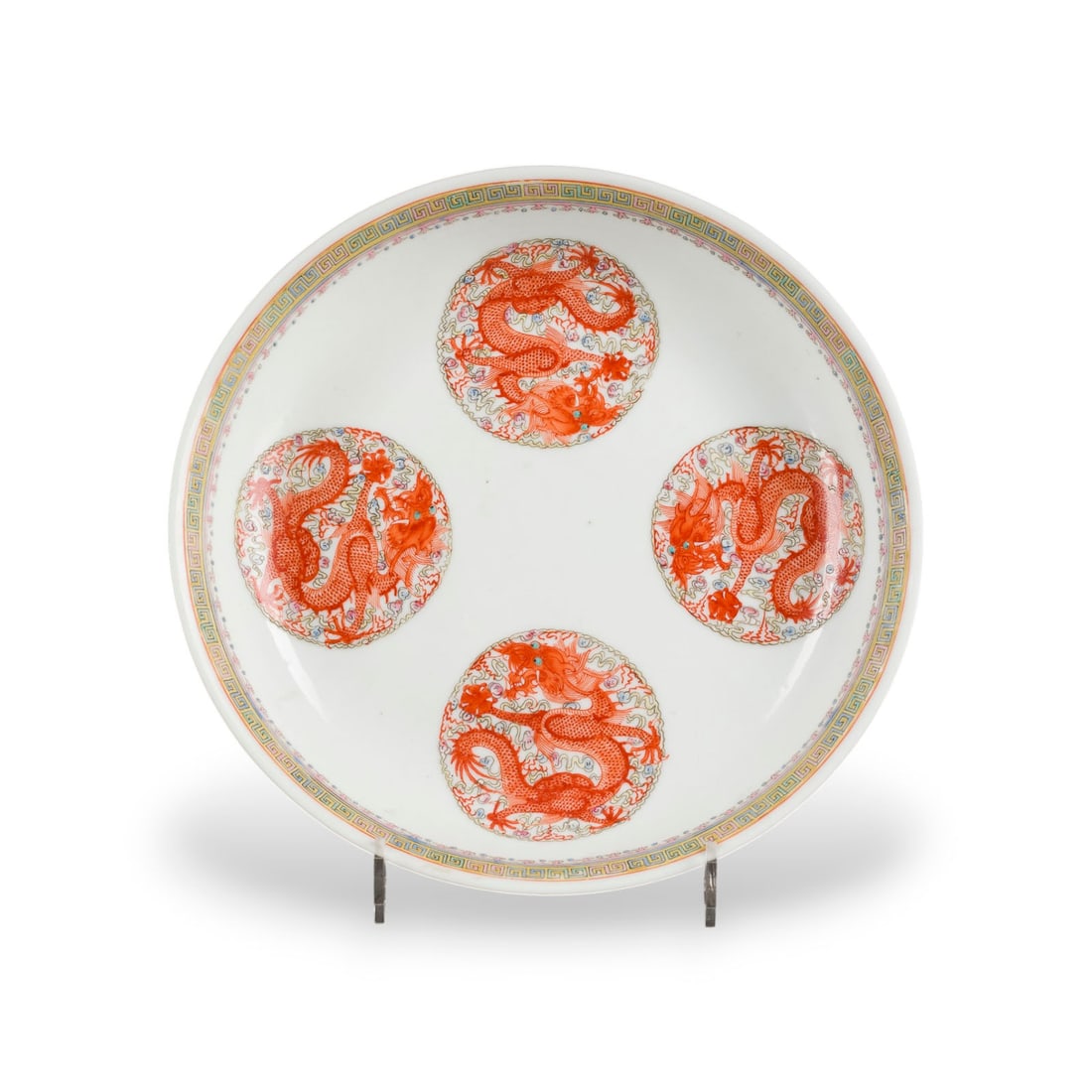 EIN FAMILLE-ROSE UND EISENROT DEKORIERTER TELLER MIT DRACHENDARSTELLUNG: A FAMILLE ROSE AND IRON-RED DECORATED 'DRAGON' DISH China, Republic period Porcelain. D. ca. 18.5 cm. With a 'Jiujiang Zhengtao chupin' mark on the base. With traces of age and use.EIN FAMILLE-ROSE UN