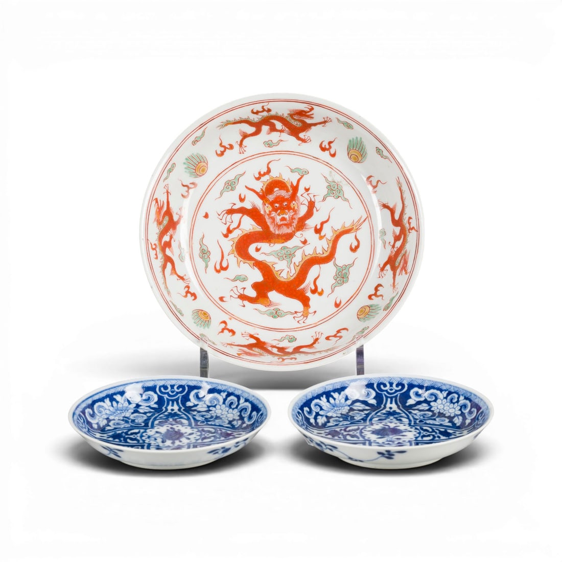 ZWEI BLAU-WEISSE UNTERTASSEN UND EINE EISENROT DEKORIERTE SCHALE: TWO BLUE AND WHITE SAUCERS AND AN IRON-RED DECORATED BOWL China Porcelain. D. 12-18.8 cm. With traces of use.ZWEI BLAU-WEISSE UNTERTASSEN UND EINE EISENROT DEKORIERTE SCHALE China Porzellan. D. 12-18,