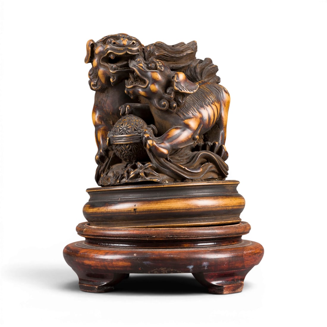 EINE SKULPTUR VON BUDDHISTISCHEN LOEWEN (1 of 1)