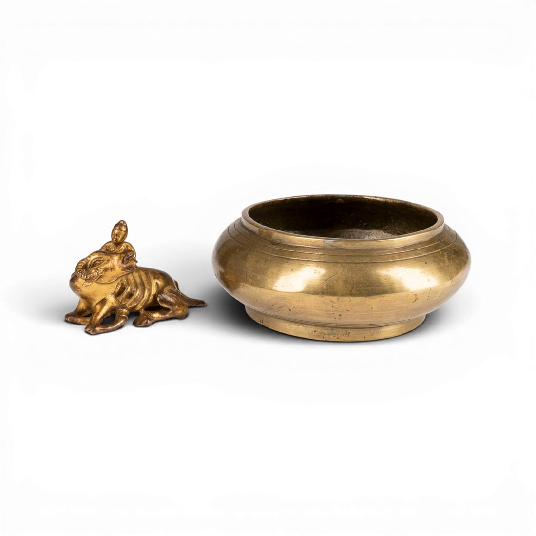 EIN BRONZE-RAEUCHERGEFAESS UND EIN VERGOLDETER BRONZEBUEFFEL (1 of 7)