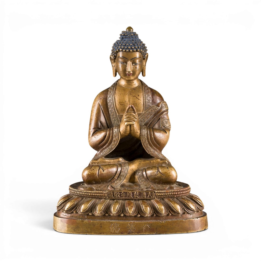 EINE FIGUR DES VAIROCANA AUS BRONZE: A BRONZE FIGURE OF VAIROCANA China Bronze. H. 13.3 cm. The bronze figure depicts Vairocana seated in lotus position on a broad and expressively modelled lotus throne. The hands are held in the bodhyag