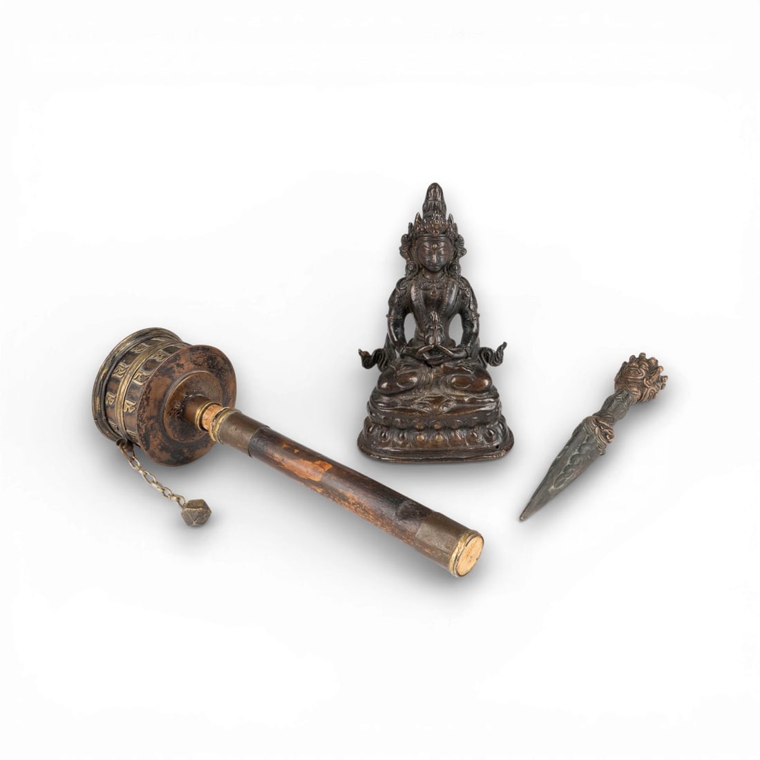 EINE BRONZEFIGUR DES AMITAYUS UND ZWEI RITUELLE OBJEKTE (1 of 7)