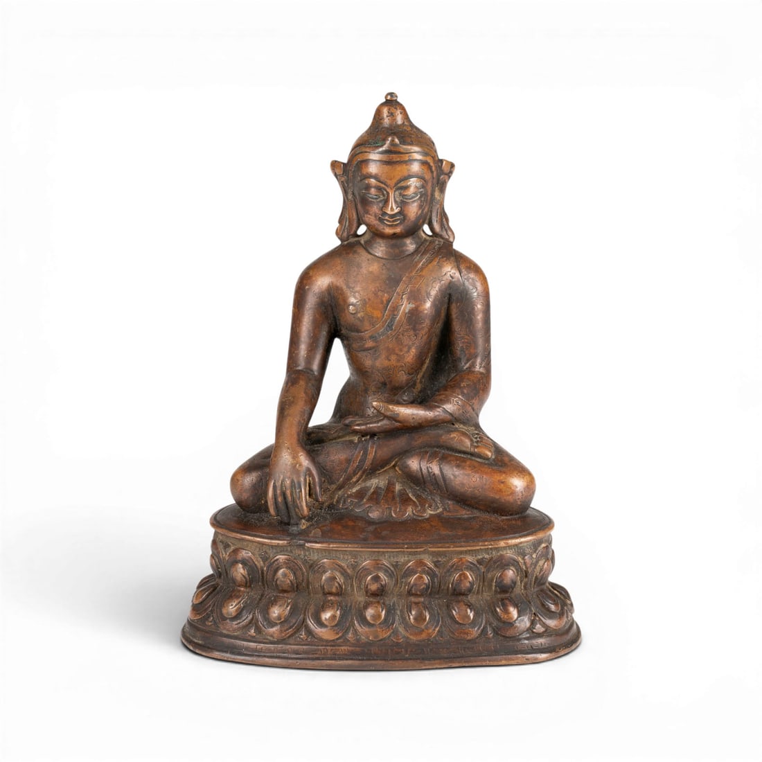 EINE BRONZEFIGUR DES BUDDHA SHAKYAMUNI: A BRONZE FIGURE OF BUDDHA SHAKYAMUNI China (Tibet) Bronze. H. 18.6 cm. With traces of age, partially abraded and damaged.EINE BRONZEFIGUR DES BUDDHA SHAKYAMUNI China (Tibet) Bronze. H. 18,6 cm . Mit