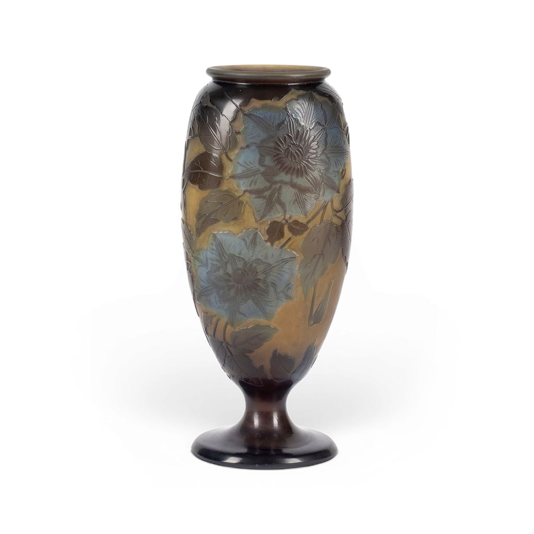 | VASE MIT CLEMATIS-DEKOR: VASE MIT CLEMATIS-DEKOR Frankreich, Nancy, um 1906 Farbloses Glas, gelber Unterfang, blauer und gruenerUeberfang,Aetzdekor. H. 22,2 cm. Auf Wandung bez. 'Galle' (hochgeaetzt). Am Fuss best.VASE MIT