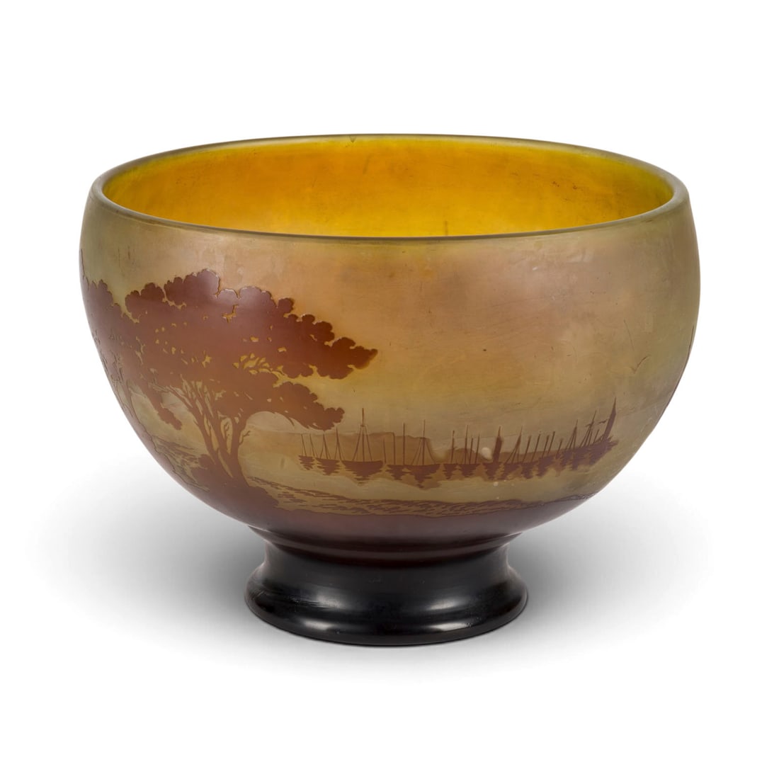 EMILE GALLE | SCHALE MIT SEGELBOOTEN: EMILE GALLE 1846 Nancy - 1904 ebenda SCHALE MIT SEGELBOOTEN Frankreich, Nancy, 1906-14 Farbloses Glas, braunerUeberfang, weisser und gelb-gruener Unterfang,Aetzdekor. H. 17 cm, D. 23 cm. Auf Wandung