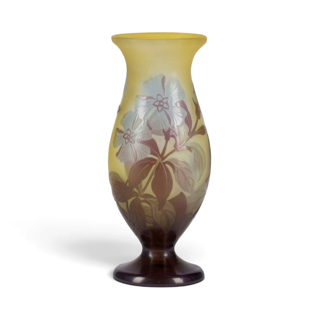 EMILE GALLE | VASE MIT KORNBLUMEN-DEKOR: EMILE GALLE 1846 Nancy - 1904 ebenda VASE MIT KORNBLUMEN-DEKOR Frankreich, Nancy, um 1910 Farbloses Glas, gelber Unterfang, blauer und gruen-braunerUeberfang,Aetzdekor. H. 15,7 cm. Auf Wandung bez.
