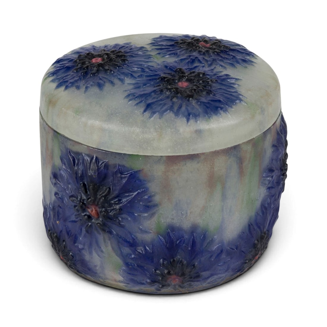 GABRIEL ARGY-ROUSSEAU | DECKELDOSE MIT KORNBLUMEN: GABRIEL ARGY-ROUSSEAU 1885 Meslay-le-Vidame/Eure et Loire - 1953 Paris DECKELDOSE MIT KORNBLUMEN Frankreich, Paris, um 1920 Glaspaste (pate de verre) in Weiss, Violett und Blau. H. 6 cm. Auf Wandung