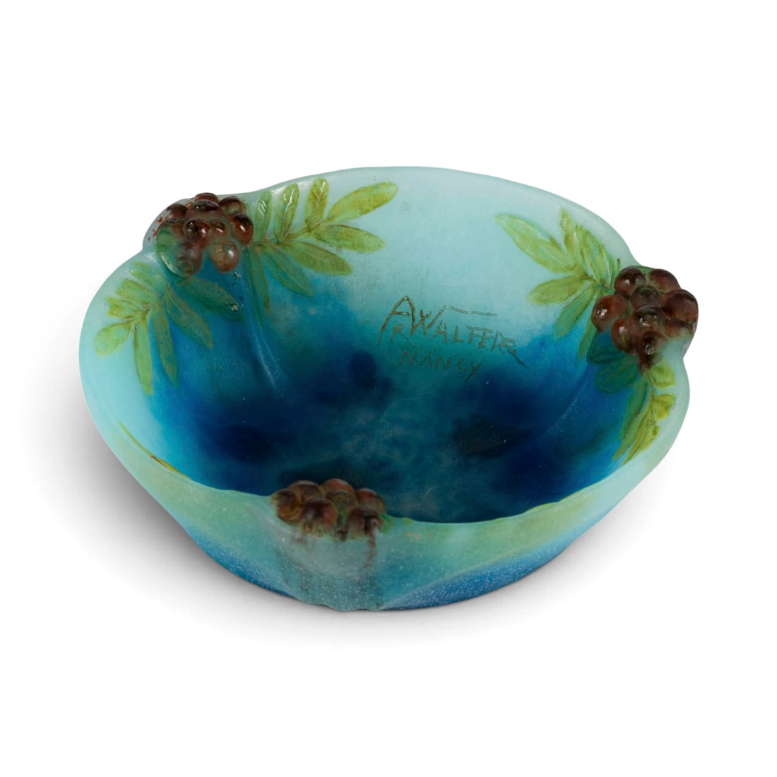 EDWARD HENRY BERGE | ART-DECO-SCHALE MIT BEEREN- UND BLATTVERZIERUNGEN: EDWARD HENRY BERGE 1876 - 1924 ART-DECO-SCHALE MIT BEEREN- UND BLATTVERZIERUNGEN Frankreich, Nancy, Amalric Walter, um 1920 Glaspaste (pate de verre) in Blau, Gruen und Hellblau. D. 14 cm, H. 4,5 cm.