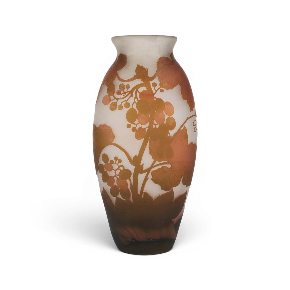 | VASE MIT WEINDEKOR: VASE MIT WEINDEKOR Deutsch, Vereinigte Lausitzer Glaswerke, 1918-1929 Farbloses Glas, roter und braunerUeberfang,Aetzdekor. H. 30,5 cm. Auf Wandung bez. 'Arsall' (hochgeaetzt), im Boden '7366'