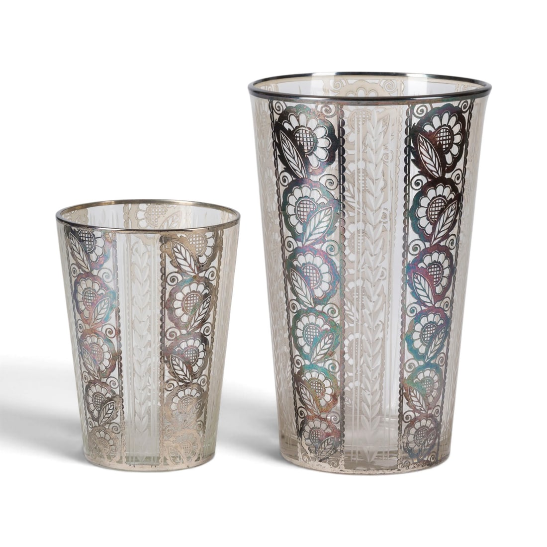 | PAAR VASEN MIT SILBERAUFLAGE: PAAR VASEN MIT SILBERAUFLAGE Um 1920 Farbloses Glas, Silberauflage. H. 16,7-25,2 cm.PAAR VASEN MIT SILBERAUFLAGE Um 1920 Farbloses Glas, Silberauflage. H. 16,7-25,2 cm.