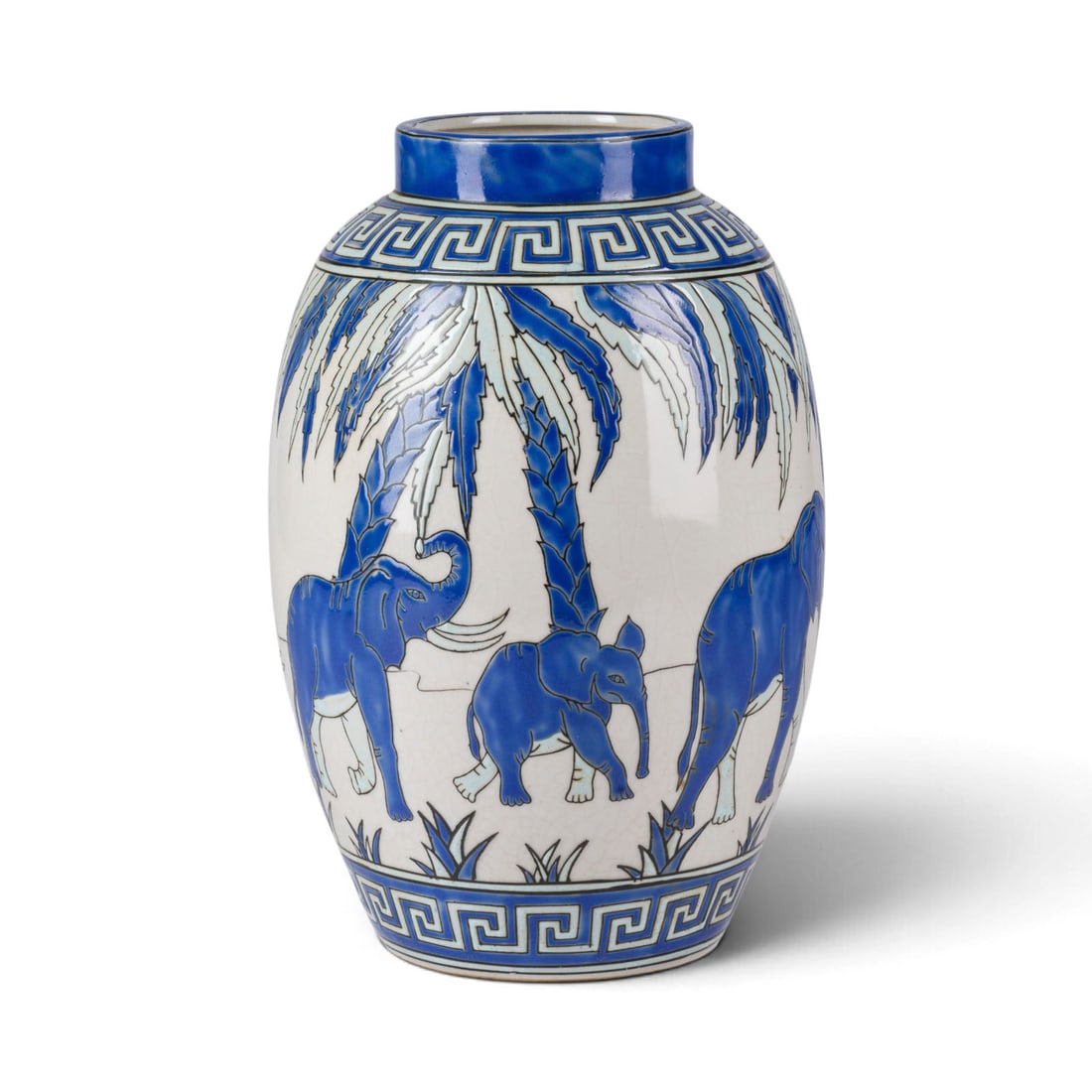 | VASE IM ART-DECO-STIL MIT ELEFANTEN: VASE IM ART-DECO-STIL MIT ELEFANTEN Belgien, La Louviere, 20. Jh. Keramik, heller Scherben, farbig glasiert. H. 29 cm. Am Boden aufgedruckte Markierungen: Keralouve, La Louviere, MC 5-1-2 IM. Am Rand