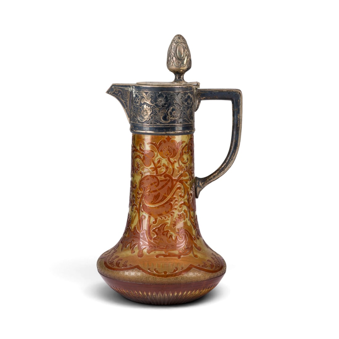 | JUGENDSTIL-SCHENKKANNEN: JUGENDSTIL-SCHENKKANNEN Deutsch, Heilbronn, Bruckmann & Soehne, C. Aron um 1900 800er Silber, bernsteinfarbenes Glas, roterUeberfang,Aetzdekor. H. 29 cm. Punziert mit Halbmond, Krone, Feingehalt '800'