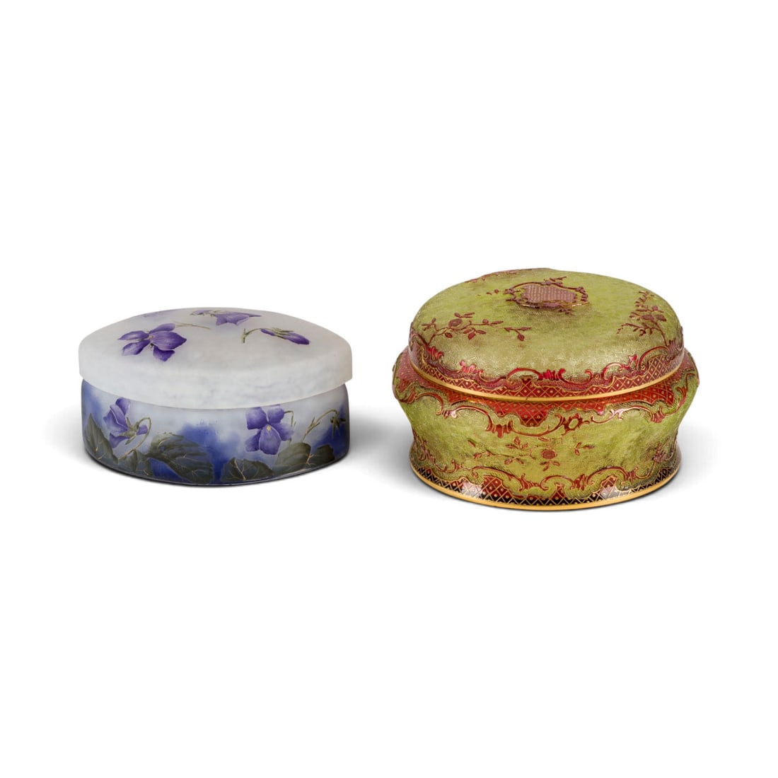 | ZWEI DECKELDOSEN: ZWEI DECKELDOSEN Frankreich, Baccarat, Daum Freres & Cie, Anfang 20. Jh. Farbloses und gruenes Glas,Aetzdekor, Emailmalerei, Goldstaffage. L. 11,7 cm, D. 11,4 cm. Auf Wandung bez. 'Daum Nancy' mit