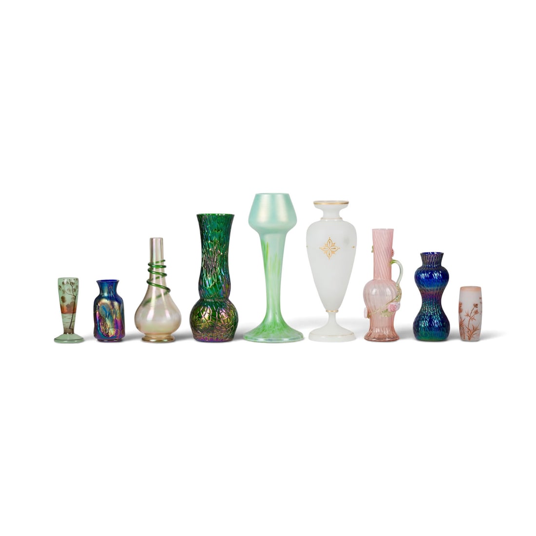 | NEUN JUGENDSTILVASEN: NEUN JUGENDSTILVASEN Deutsch/Frankreich,u.a. Nancy, Charles Vessiere, Johann Loetz Wwe, um 1900 Teilw. farbloses, farbiges und irisierendes Glas, teilw. polychrom bemalt. H. 11-31,5 cm. Einmal auf