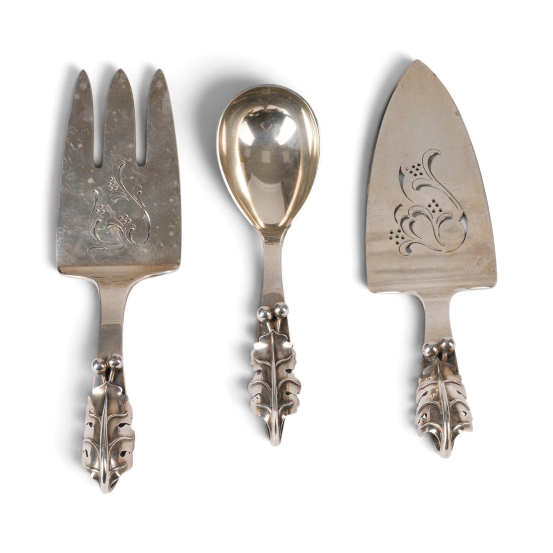 | DREITEILIGES SILBERBESTECK: DREITEILIGES SILBERBESTECK Daenemark, Kolding, Entwurf: Karl Gustav Hansen, Ausfuehrung: Hans Hansen, 1932 925er Silber. Ges.-Gew. 337 g, L. 17,3-23,5 cm. Punziert mit Feingehalt '925S', 'Hans