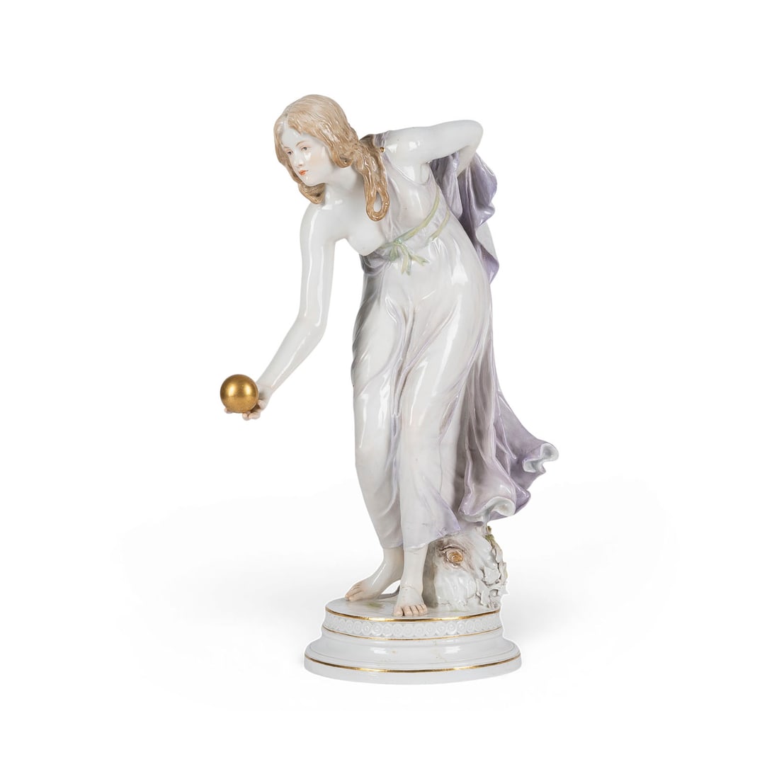 WALTER SCHOTT | KUGELSPIELERIN: WALTER SCHOTT 1861 Ilsenburg - 1938 Berlin KUGELSPIELERIN Deutsch, Meissen, (Entwurf 1897), 1897-1924 Porzellan, polychrome Malerei, Goldstaffage. H. 37 cm. Unterglasurblaue Knaufschwerter, Press-