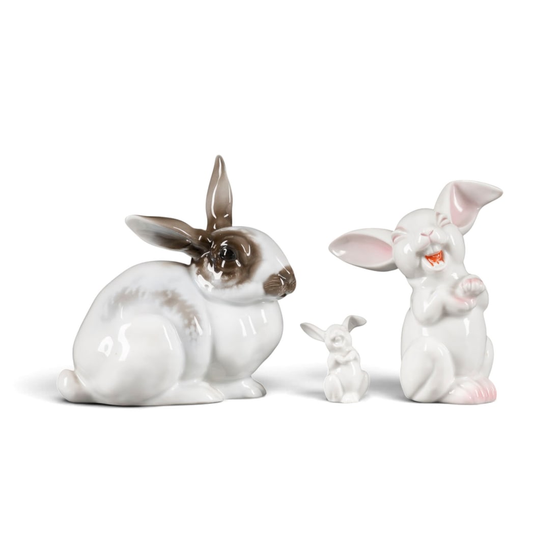 | EIN KANINCHEN UND ZWEI HASEN: EIN KANINCHEN UND ZWEI HASEN Deutsch, Rosenthal, 20. Jh. Porzellan sowie Weissporzellan, glasiert, polychrom gefasst. H. bis 15,5 cm. Gruener Manufakturstempel, jeweils einmal Press- und Malernummer, 