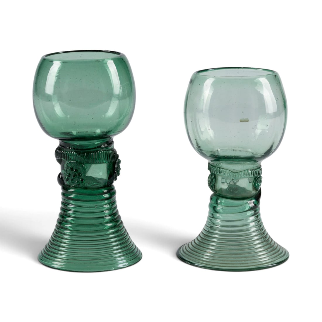 | PAAR ROeMER: PAAR ROeMER Deutsch oder Niederlande, 17. Jh. Gruenes Glas, Abriss. H. 11,9-13 cm. Jeweils ausgestellter, gesponnener Fuss. Darauf eingestochene Hohlschaft mit umlaufender Fadenauflage und