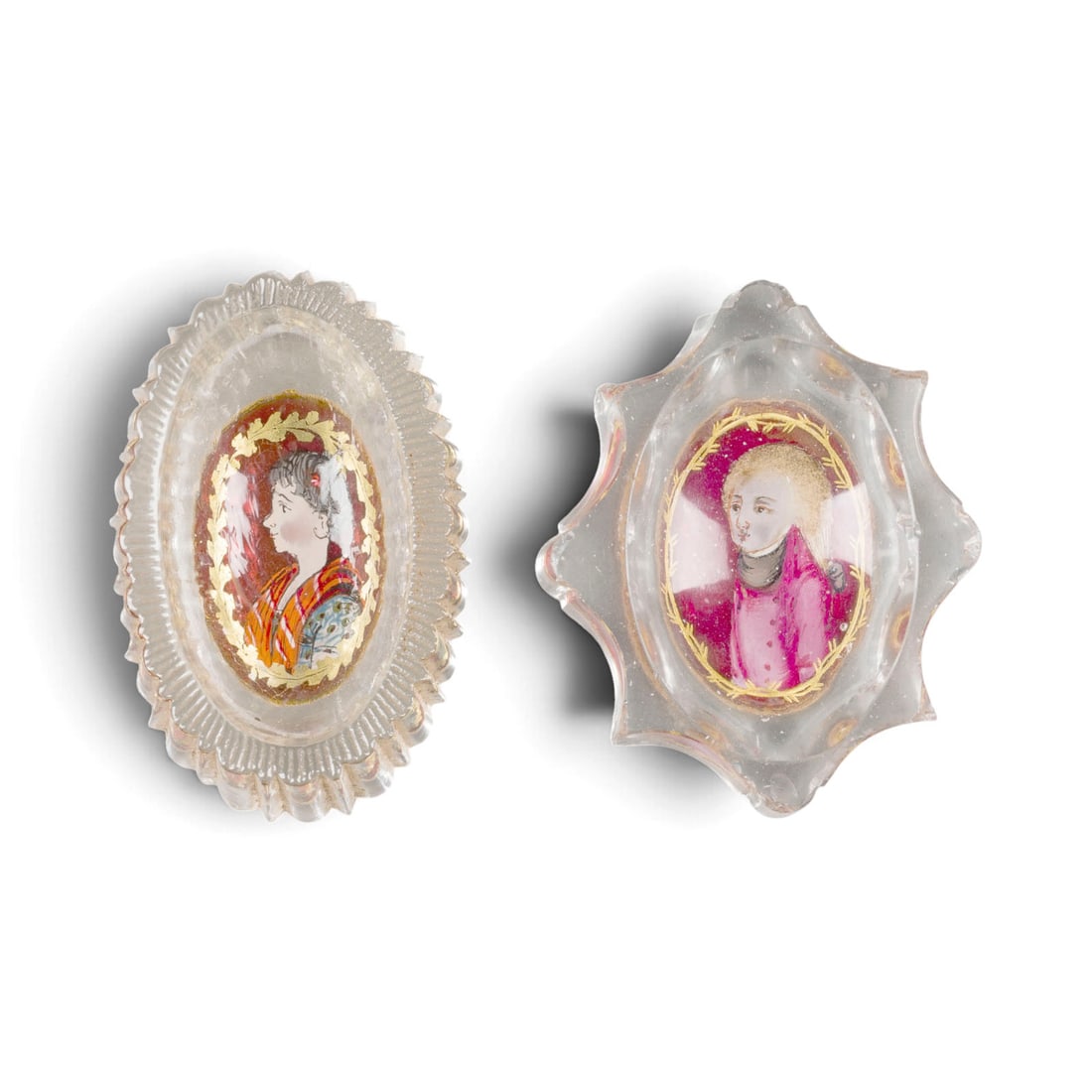 | PAAR SALIEREN MIT PORTRAeT: PAAR SALIEREN MIT PORTRAeT Boehmen, 18. Jh. Farbloses Glas, polychrome Malerei, dezente Goldstaffage. L. 7,9-8,5 cm. Part. best.PAAR SALIEREN MIT PORTRAeT Boehmen, 18. Jh. Farbloses Glas, polychrome