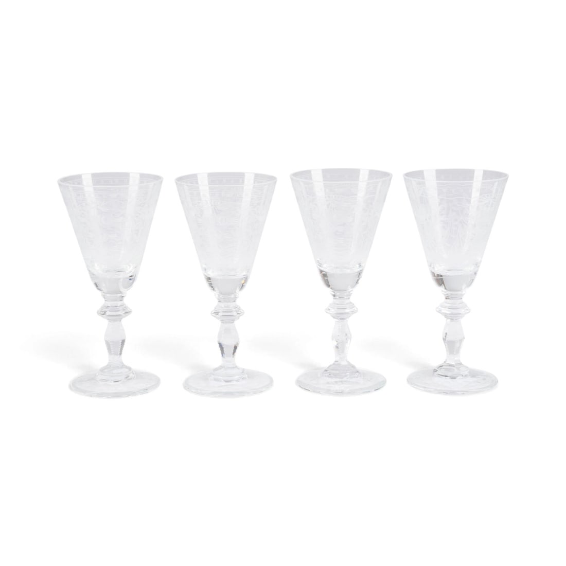| VIER WEINGLAeSER: VIER WEINGLAeSER Boehmen oder Schlesien, ab Mitte 18. Jh. Farbloses Glas, geschliffen, geschnitten. H. 13 cm. Konische Kuppa, reich verziert mit fein gravierten Ranken- und Bluetendekoren.