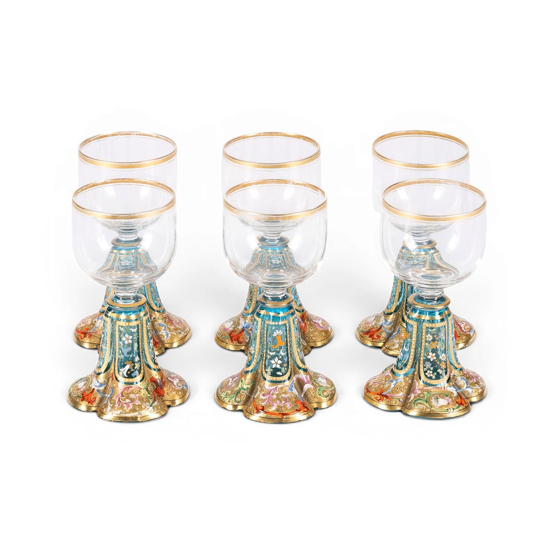 | SECHS GLASKELCHE: SECHS GLASKELCHE Boehmen, Karlsbad, Moser, 19. Jh. Kuppa aus farblosem Glas mit vergoldeter Randverzierung, vierblaettrigem, trompetenfoermigem Stiel und Fuss aus blau-gruenem Glas, Emaildeko. H. 12