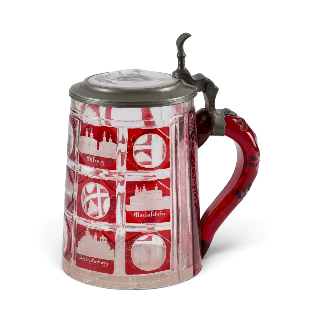 | WALZENKRUG MIT BURGENANSICHTEN: WALZENKRUG MIT BURGENANSICHTEN Deutsch, 19. Jh. Farbloses Glas, rot gebeitzt, geschliffen, geschnitten, Zinnmontierung. H. 16,5 cm. Auf dem Deckel mit Widmung und Jaeger. Min.