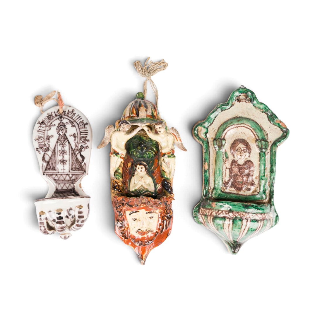 | SAMMLUNG VON SECHS WEIHWASSERBECKEN: SAMMLUNG VON SECHS WEIHWASSERBECKEN Spanien, u.a. Teruel, 17./18. Jh. Keramik, glasiert und polychrom bemalt. H. 18,5-28,5 cm. Part. Substanzverluste, part. besch. und rest., Haarrisse.SAMMLUNG VON SE