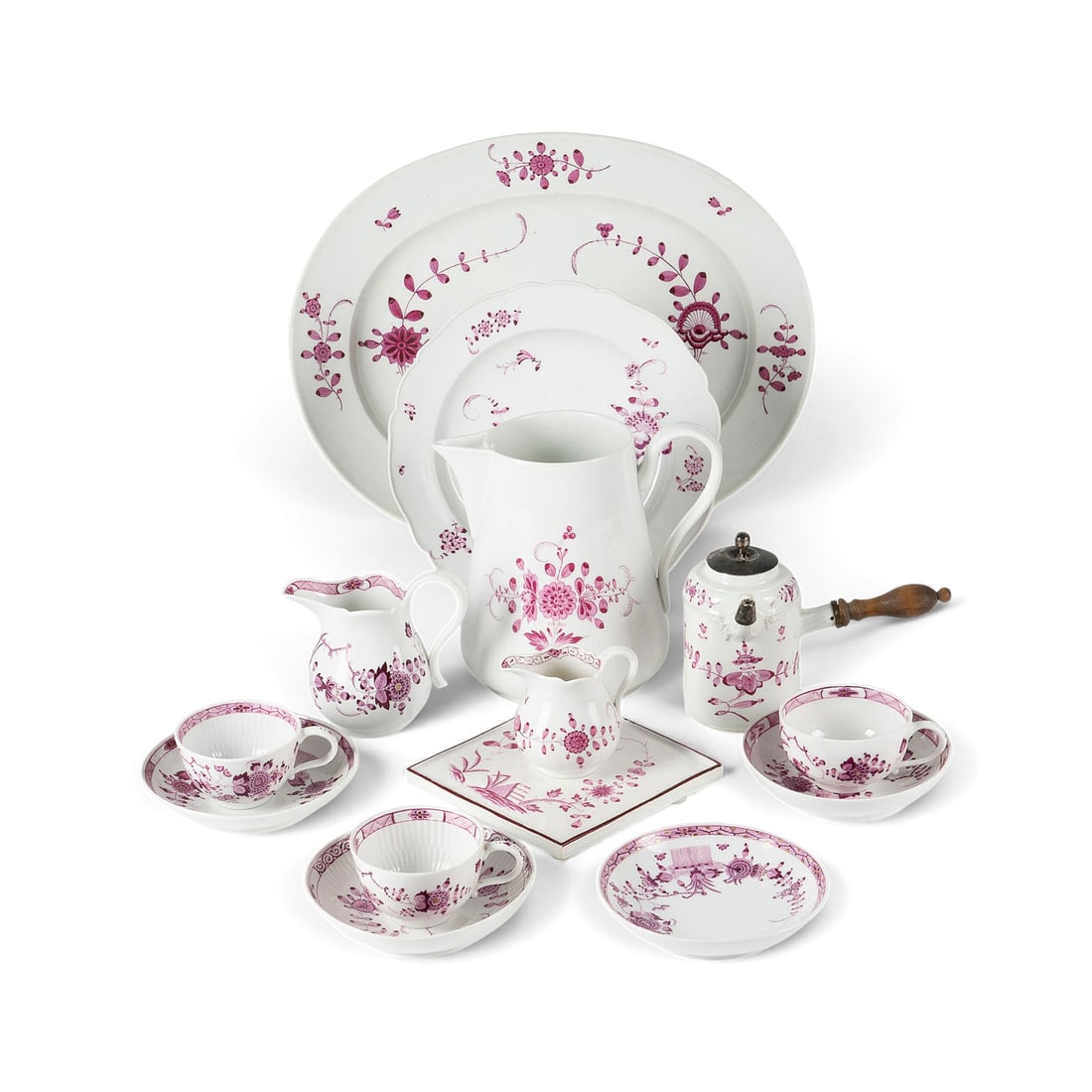 | 14-TEILIGES KAFFEESERVICE MIT PURPURDEKOR: 14-TEILIGES KAFFEESERVICE MIT PURPURDEKOR Deutsch, Meissen, ab 18. Jh. und spaeter Porzellan, Camaieumalerei in Purpur. H. 17,5 cm (Wasserkrug), L. 38,5 cm (Platte). Unterglasurblaue Schwertermarke. B