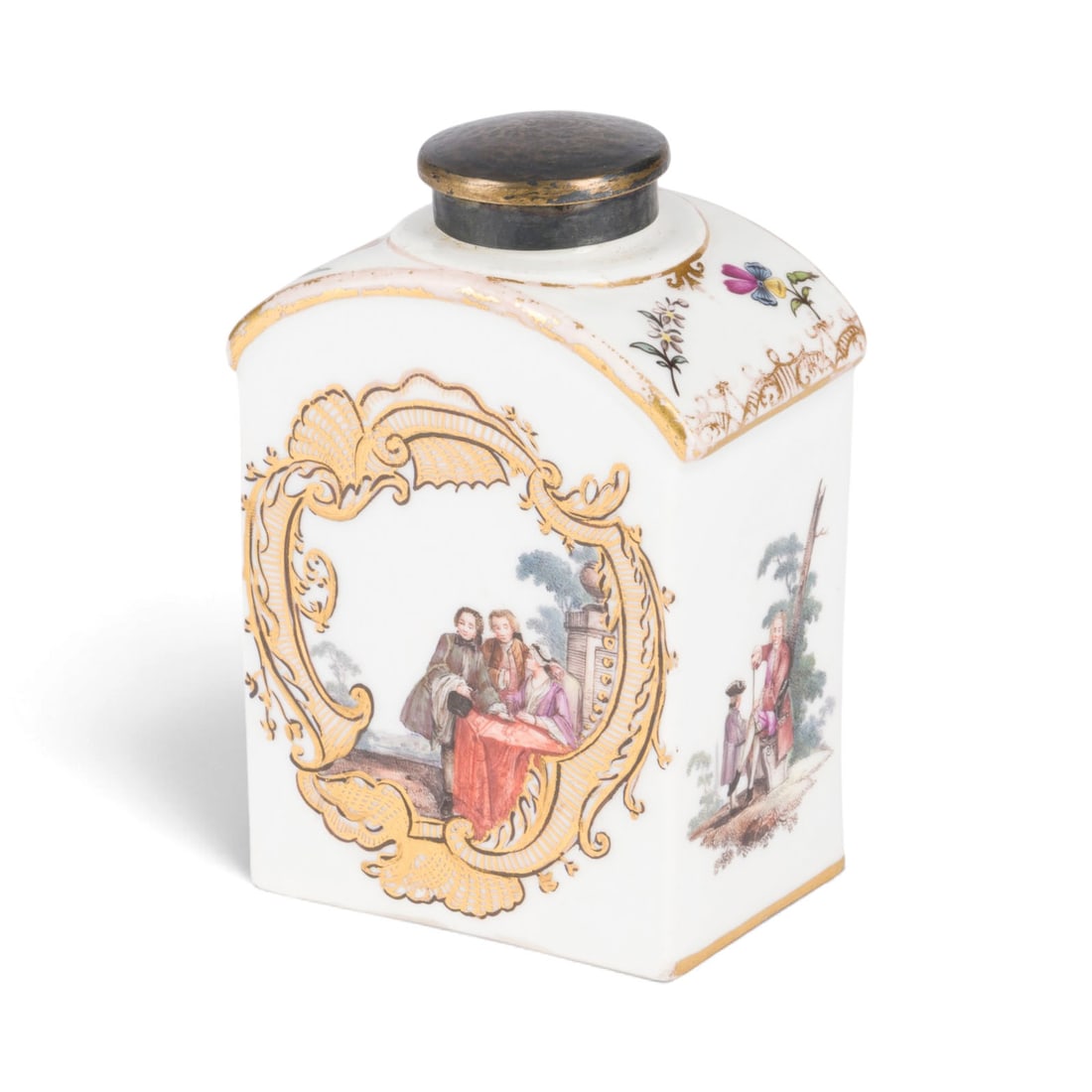 | TEEDOSE MIT WATTEAU-MALEREI: TEEDOSE MIT WATTEAU-MALEREI Deutsch, Meissen, 18. Jh. Porzellan, polychrome Malerei, Goldstaffage, Silber. H. 10,5 cm. Unterglasurblaue Schwertermarke, Vergoldungsnummer. Goldabrieb.TEEDOSE MIT WATTEA