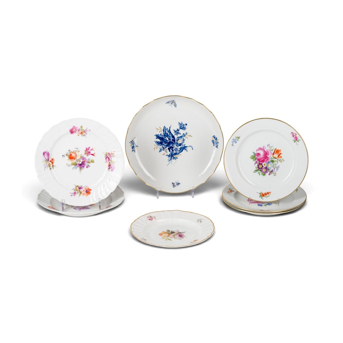 | SIEBEN TELLER MIT BLUMENMALEREI: SIEBEN TELLER MIT BLUMENMALEREI Deutsch, Meissen, KPM Berlin, ab 1815 und spaeter Porzellan, polychrome Malerei, part. Goldstaffage. D. 22-28 cm. Unterglasurblaue Zeptermarke, part. roter Reichsapfel 