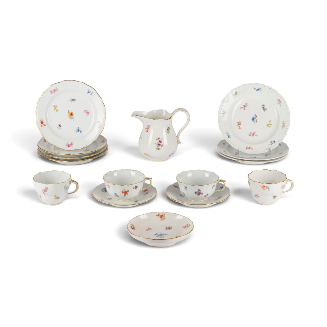 | 15-TEILIGES RESTSERVICE 'STREUBLUMCHEN': 15-TEILIGES RESTSERVICE 'STREUBLUMCHEN' Deutsch, Meissen, ab 1850 und spaeter Porzellan, polychrome Malerei, Goldstaffage. H. 14 cm (Milchkanne), D. 18 cm (Wandteller). Unterglasurblaue Schwertermarke