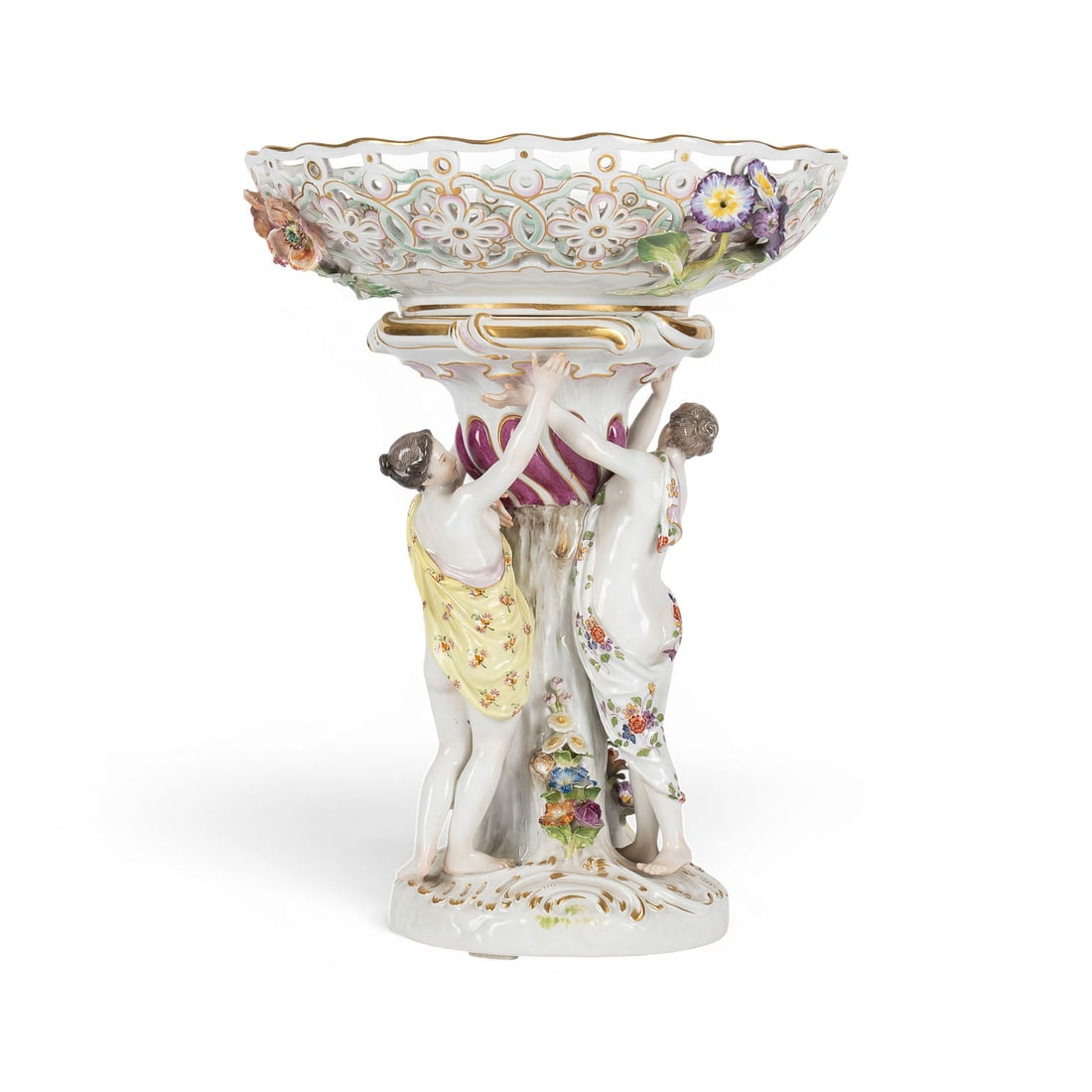 JOHANN JOACHIM KAENDLER | TAFELAUFSATZ 'DREI GRAZIEN': JOHANN JOACHIM KAENDLER 1706 Fischbach/Arnsdorf - 1775 Meissen und Mitarbeiter TAFELAUFSATZ 'DREI GRAZIEN' Deutsch, Meissen, 1850-1924 (Entwurf 1759) Porzellan, polychrome Malerei, Goldstaffage. H.