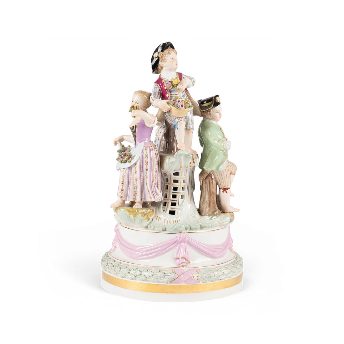 JOHANN JOACHIM KAENDLER | VIER GAeRTNERKINDER: JOHANN JOACHIM KAENDLER 1706 Fischbach/Arnsdorf - 1775 Meissen VIER GAeRTNERKINDER Deutsch, Meissen, 1850-1924 (Entwurf 1767) Porzellan, polychrome Malerei, Goldstaffage. H. 26,5 cm. Unterglasurblaue
