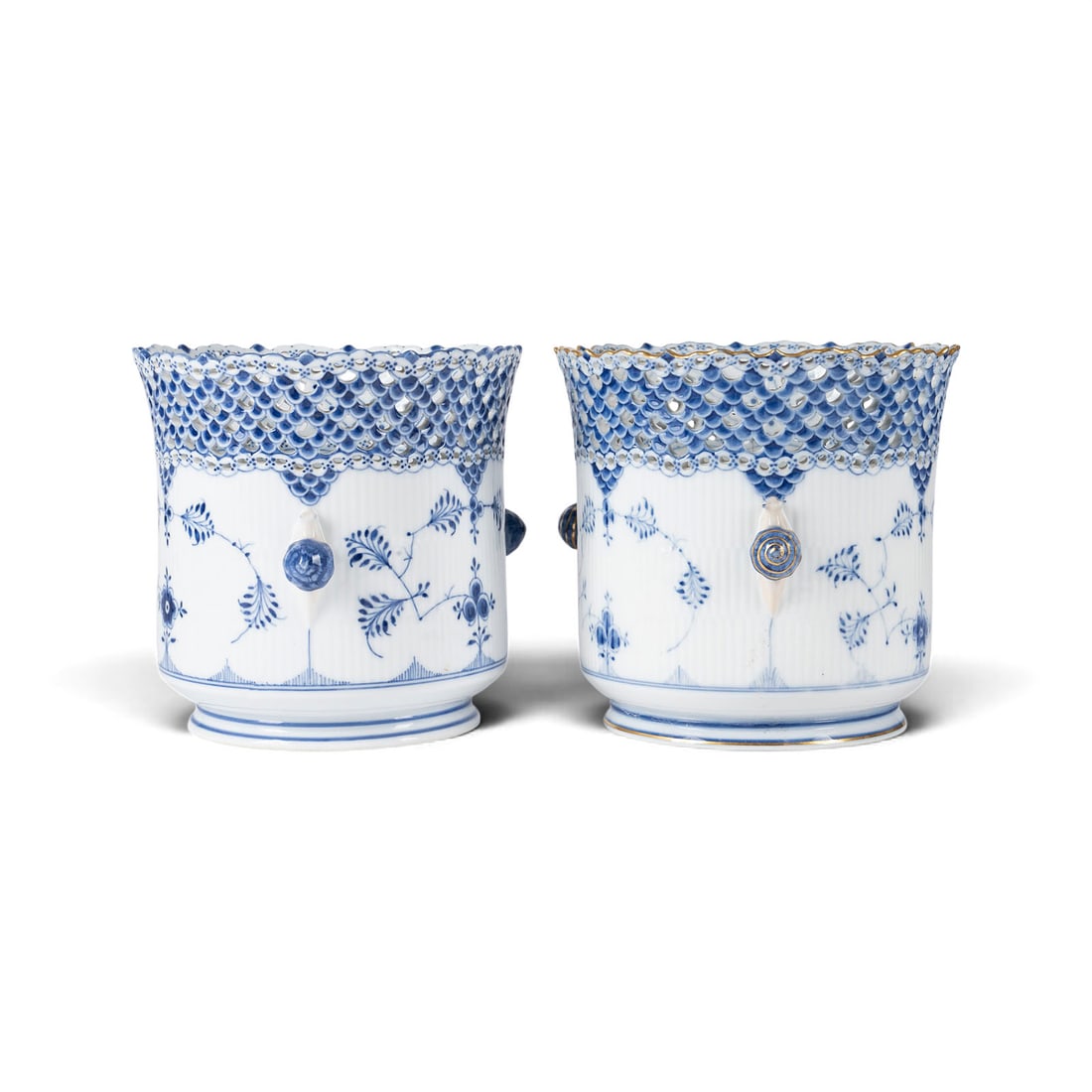 | ZWEI BLUMENTOePFE 'MUSSELMALET - VOLLSPITZE': ZWEI BLUMENTOePFE 'MUSSELMALET - VOLLSPITZE' Daenemark, Royal Copenhagen, 1870-1922 Porzellan, Blaumalerei, teilw. Goldstaffage. H. 19 cm. Einmal gruene Manufakturmarke, blaue Wellenmarke, Malerzeiche