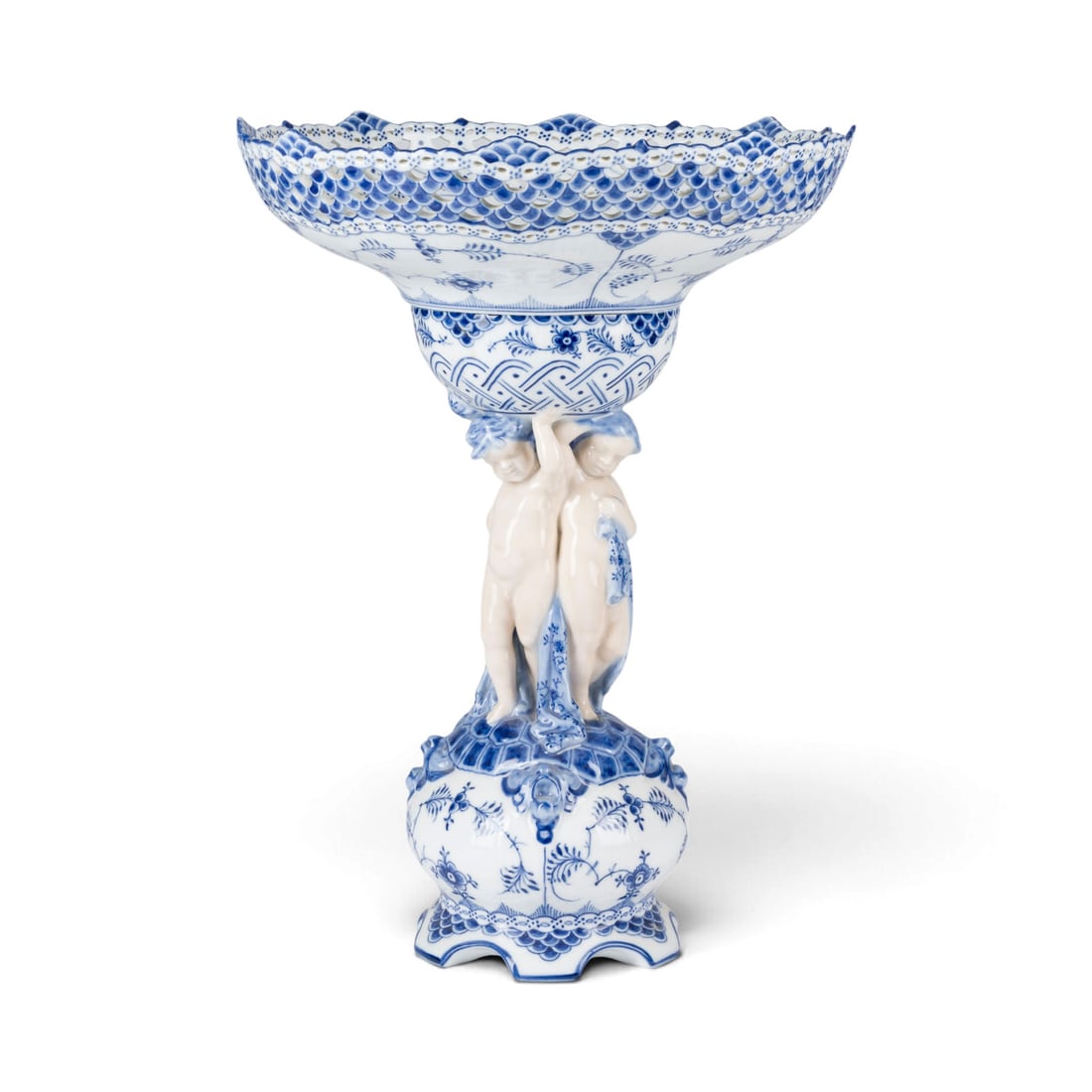 ARNOLD KROG | GROSSE AUFSATZSCHALE 'MUSSELMALET HELBLOND': ARNOLD KROG 1856 Frederiksv?rk - 1931 Tisvildess GROSSE AUFSATZSCHALE 'MUSSELMALET HELBLOND' Daenemark, Royal Copenhagen, 1889-1922 Porzellan, Blaumalerei. H. 39 cm. Gruene Manufakturmarke, blaue Well