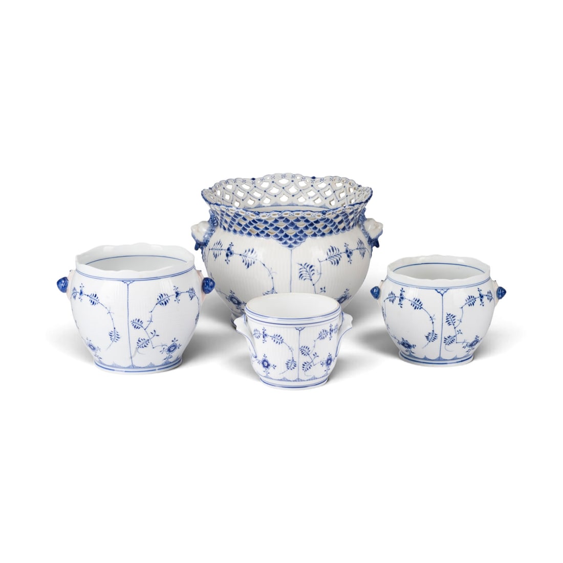 | VIER BLUMENTOePFE 'MUSSELMALET': VIER BLUMENTOePFE 'MUSSELMALET' Daenemark, Royal Copenhagen, ab 1889 und spaeter Porzellan, Blaumalerei, dezent farbig staffiert. H. 12-23 cm. Gruene Manufakturmarke, blaue Wellenmarke, Malerzeichen, 